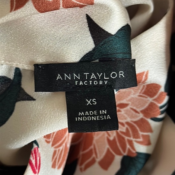 ANN TAYLOR FACTORY || Floral Mock-Neck Top. Sz. XS - Picture 8 of 9